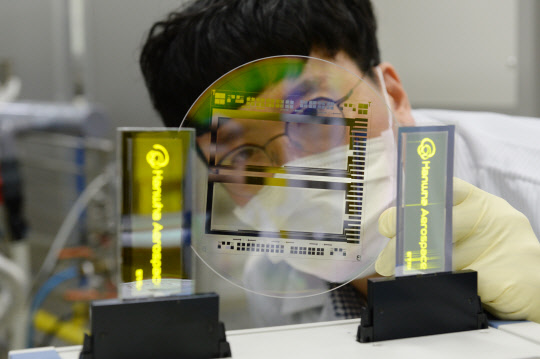 ETRI 연구진이 그래핀 투명 전극을 적용해 유연한 OLED 패널을 제작하고 있다.  ETRI 제공